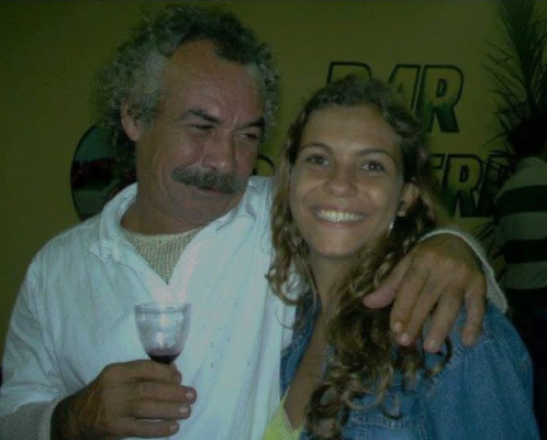 Byll e Olinda Aguiar abraçados e sorrindo